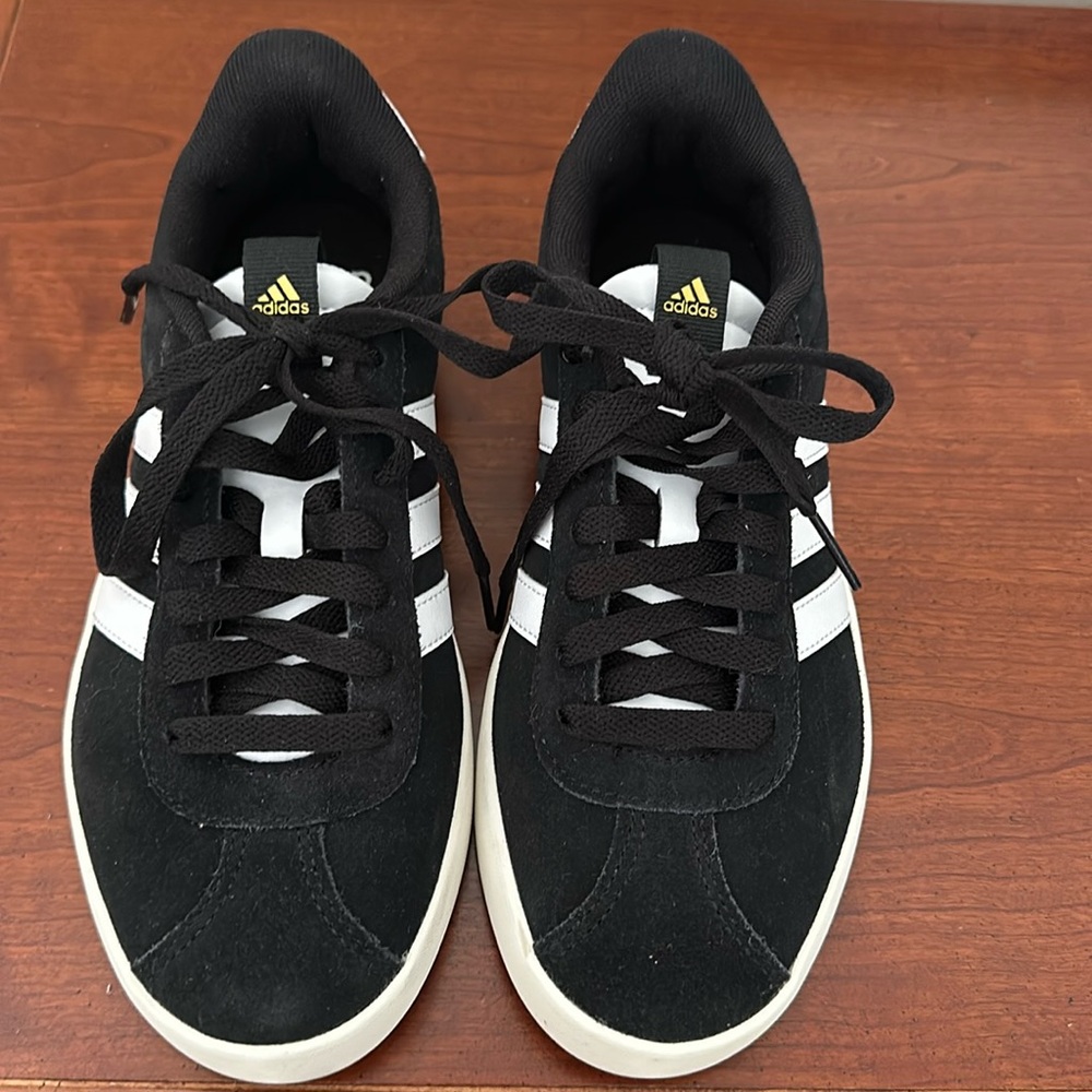 Women’s VL Court 3.0 Shoes in Core Black/Cloud White/Gold Metallic